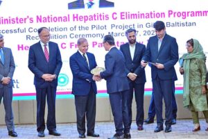 Prime Minister Muhammad Shehbaz Sharif presents shields to the contributors of Gilgit Baltistan Pilot Project of Prime Minister's National Hepatitis-C Elimination Programme.