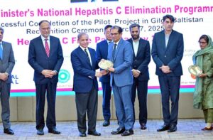 Prime Minister Muhammad Shehbaz Sharif presents shields to the contributors of Gilgit Baltistan Pilot Project of Prime Minister's National Hepatitis-C Elimination Programme.