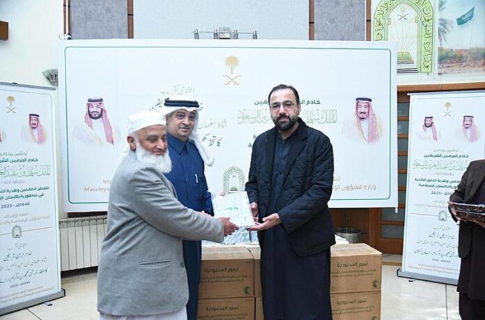 Federal Minister for Religious Affairs Chaudhary Salik Hussain and Saudi Ambassador Nawaf bin Said Al-Malki distributing dates under the King Salman Dates Distribution and Iftar program for Pakistan