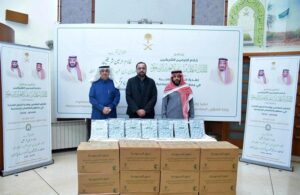 Federal Minister for Religious Affairs Chaudhary Salik Hussain and Saudi Ambassador Nawaf bin Said Al-Malki distributing dates under the King Salman Dates Distribution and Iftar program for Pakistan