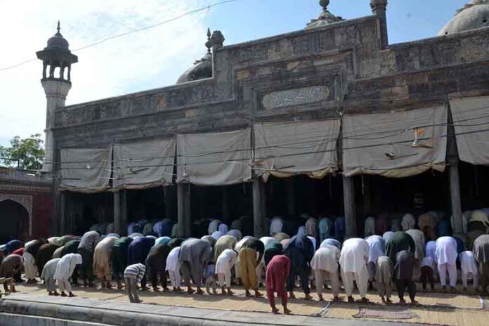 A large number of faithful offering first Friday prayer of Holy Fasting Month of Ramzanul Mubarak at historical Badshahi Masjid Chiniot which was built in 1654