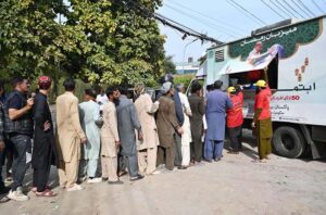 Free food is being distributed among the people for Iftar by Baitul-Mal at Shamla Hill Chowk.