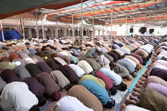 A large number of faithful offering the third Friday prayer of Ramzan ul Mubarak at Hamid Shah Masjid