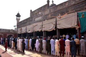 A large number of faithful offering first Friday prayer of Holy Fasting Month of Ramzanul Mubarak at historical Badshahi Masjid Chiniot which was built in 1654