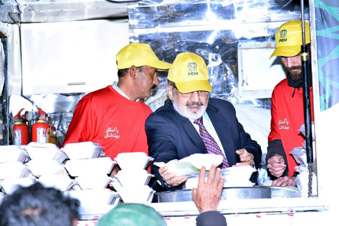 Managing Director Pakistan Bait-ul-Mal (PBM), Senator Capt. Shaheen Khalid Butt distributing Iftaar Boxes among the beneficiaries