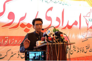 Federal Minister Dr. Khalid Maqbool Siddiqui addressing during relief program for deserving people by Khidmat-e-Khalak foundation at khidmat-e-Khalak medical foundation