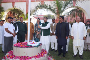 Deputy Commissioner Muhammad Zulqarnain Langrial hoisting flag at the Pakistan Day celebration.