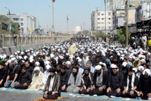 Mourners offering Zuhr prayers at M A Jinnah Road observing the Martyrdom Day of Hazarat Ali (AS).