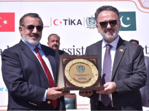 Managing Director Pakistan Bait-ul-Mal Sen Capt. Shaheen Khalid Butt presenting a memento shield to Ambassador Republic of Türkiye to Pakistan İrfan Neziroğlu, after the distribution of “Ramadan Food Assistance Package” among the deserving families