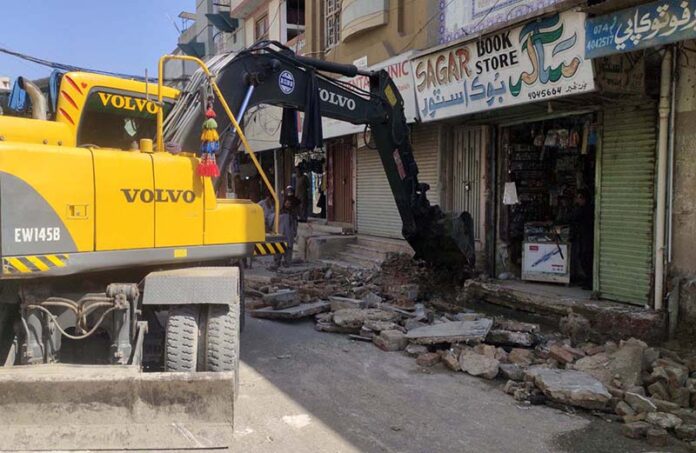 A view of Anti-Encroachment Operation by the District‎ Government on GPO Road