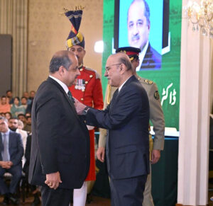 President Asif Ali Zardari conferring the award of Hilal-i-Imtiaz upon Dr Syed Tauqir Hussain Shah in recognition of his public services, at the investiture ceremony to confer the insignias of Civil Awards, at Aiwan-e-Sadr.