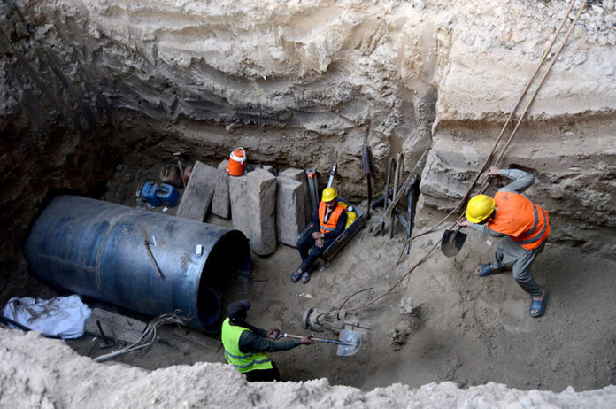 Sui workers installing gas pipeline project at Ferozepur