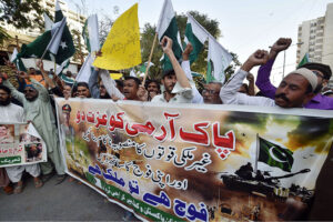 Members of Tehrik Jawanan Pakistan and Kashmir Karachi holding a demo in favour of Pakistan Army outside Karachi Press Club