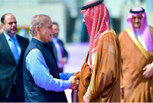 Governor of Makkah, Prince Saud bin Abdullah bin Jalawi bids Prime Minister Muhammad Shehbaz Sharif farewell after the completion of his visit to Saudi Arabia.