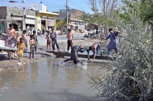 Youngsters enjoy taking bath in a canal. 