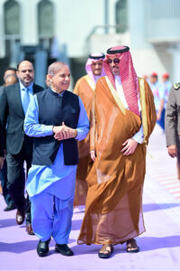 Governor of Makkah, Prince Saud bin Abdullah bin Jalawi bids Prime Minister Muhammad Shehbaz Sharif farewell after the completion of his visit to Saudi Arabia.