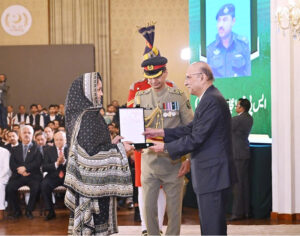 President Asif Ali Zardari conferring the award of Hilal -i-Shuja'at (posthumous) upon SP Muhammad Ijaz Shaheed in recognition of his gallantry, at the investiture ceremony to confer the insignias of Civil Awards, at Aiwan-e-Sadr. His award is being received by his daughter