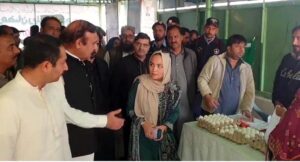 Federal Minister for Parliamentary Affairs Dr. Tariq Fazal Chaudary Interacting with public for feedback on prices, during his visit of Ramadan Bazar h-9