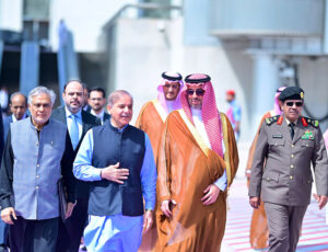 Governor of Makkah, Prince Saud bin Abdullah bin Jalawi bids Prime Minister Muhammad Shehbaz Sharif farewell after the completion of his visit to Saudi Arabia.