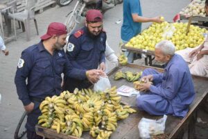 People are busy purchasing fruits from vendors for Iftar in the Saddar area during the holy fasting month of Ramzan-ul-Mubarak