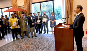 Ambassador of Japan, AKAMATSU Shuichi addresses the MEXT Research Scholarship Grantees at a reception hosted by the Ambassador at his official residence