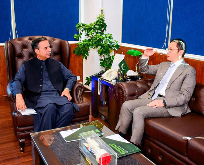 Federal Minister for Maritime Affairs, Muhammad Junaid Anwar Chaudhry meets Hutchison Ports MD Andy Tsoi to discuss fast-tracking port investment