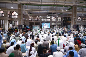 Ameer e Ahle Sunnat Maulana Ilyas Qadri: Islamic Scholar offering dua during large number of Muslims sat in “Itikaf” (Seclusion) before Maghrib prayers at Faizan-e-Madina Mosque old Sabzi Mandi. Hundreds of mosques of the mega city of Karachi for which special arrangements had been made for the devotees in these Masajid where they spend blessed moments of worship for last 10 days/nights of Ramadan, observing their fasting and performing special prayers