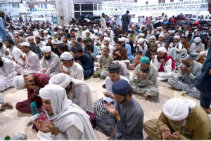 Ameer e Ahle Sunnat Maulana Ilyas Qadri: Islamic Scholar offering dua during large number of Muslims sat in “Itikaf” (Seclusion) before Maghrib prayers at Faizan-e-Madina Mosque old Sabzi Mandi. Hundreds of mosques of the mega city of Karachi for which special arrangements had been made for the devotees in these Masajid where they spend blessed moments of worship for last 10 days/nights of Ramadan, observing their fasting and performing special prayers