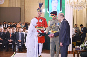 President Asif Ali Zardari conferring the award of Hilal-i-Shuja'at (posthumous) upon Allah Rakhio Shaheed (School Teacher) in recognition of his gallantry, at the investiture ceremony to confer the insignias of Civil Awards, at Aiwan-e-Sadr. His award is being received by his widow.