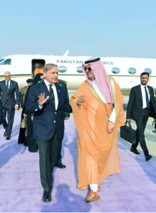 Deputy Governor of Makkah, Prince Saud bin Mashal bin Abdul Aziz Al-Saud welcomes Prime Minister Muhammad Shehbaz Sharif upon his arrival