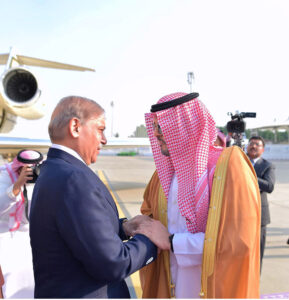 Deputy Governor of Makkah, Prince Saud bin Mashal bin Abdul Aziz Al-Saud welcomes Prime Minister Muhammad Shehbaz Sharif upon his arrival