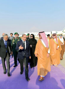 Deputy Governor of Makkah, Prince Saud bin Mashal bin Abdul Aziz Al-Saud welcomes Prime Minister Muhammad Shehbaz Sharif upon his arrival