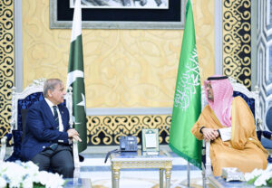 Deputy Governor of Makkah, Prince Saud bin Mashal bin Abdul Aziz Al-Saud welcomes Prime Minister Muhammad Shehbaz Sharif upon his arrival