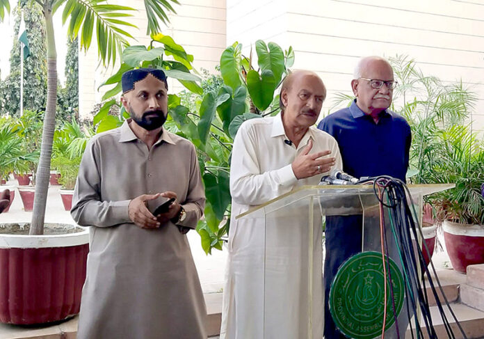 Nisar Khuhro addressing press conference at Sindh Assembly building. Senator Waqar Mehdi and Aajiz Dhamrah are also seen