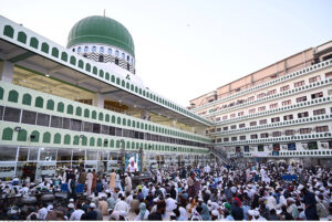 A large number of Muslims offering Dua before breakfast at Iftar sitting in “Itikaf” (Seclusion) at Faizan-e-Madina Mosque old Sabzi Mandi. Special arrangements had been made for the devotees in mosques where the worshipers spend the last 10 days/nights of Ramadan, observing their fasting and performing special prayers