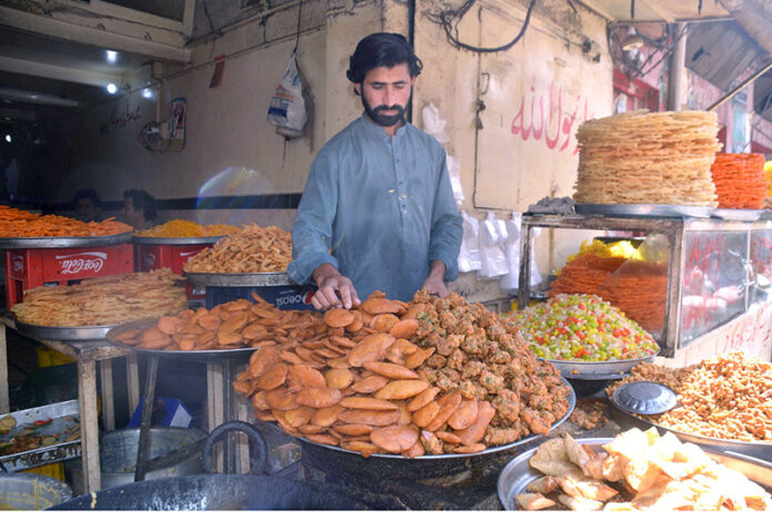 Shopkeeper displays Pakoras for Iftari at Mission Road